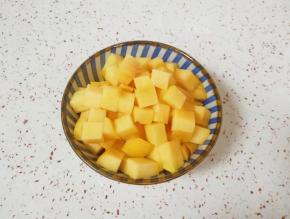 黄桃洗干净切成小块。