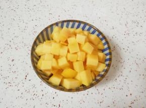黄桃洗干净切成小块。