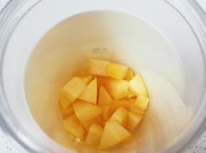 放进榨汁杯。