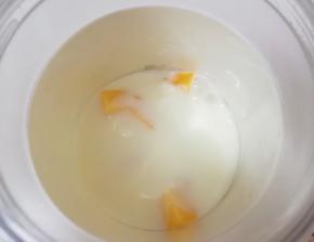 加入原味酸奶。