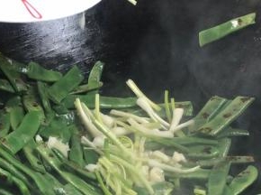 加入葱段和蒜末，翻炒均匀