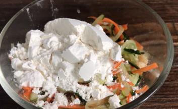 加入面粉搅拌均匀