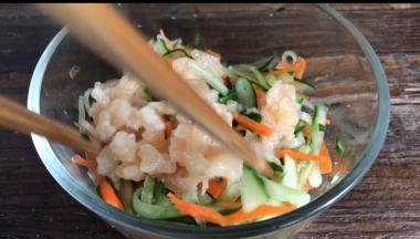 鸡胸肉洗净后切碎，放入黄瓜丝中，加入除油以外的调料，拌匀腌制一会儿