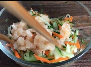 鸡胸肉洗净后切碎，放入黄瓜丝中，加入除油以外的调料，拌匀腌制一会儿