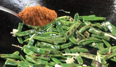 加入香辣粉，翻炒均匀