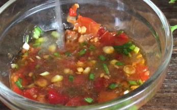 加入盐、香油和生抽拌匀