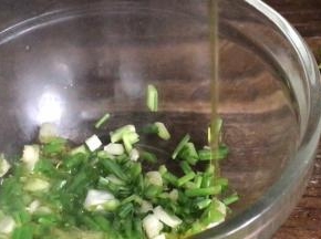 淋入葱花中