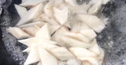 放入山药煮断生