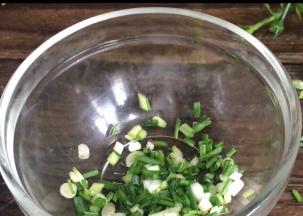 备好葱花，装入碗中