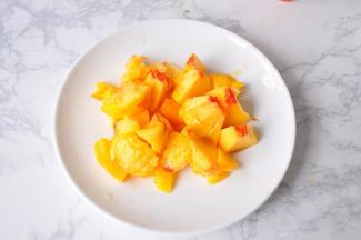 先将桃子洗净，去掉外皮后切成小块。桃子尽量选用微软的，这样的果肉果汁更加饱满，也易去皮，搅打起来也更方便细腻。