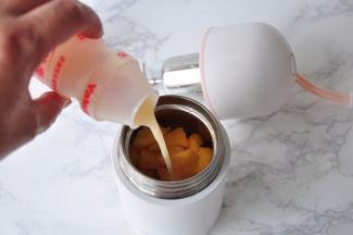 将桃肉放在豆浆杯中，一个桃子正好都放进去，大约占了杯体二分之一处，正好是到水位线附近，再加入养乐多。如果您喜欢用别的酸奶也可以，但是与养乐多的味道还是有区别的。这个根据自已的喜好来定。