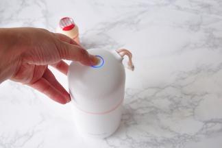 将盖子拧紧拧好，连按两下，启动豆浆杯的冷饮键，这时机器的LED灯显示为蓝色，证明机器开始制浆，机器在工作中声音非常小，需仔细听才能感受到。