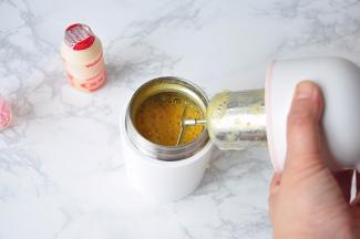 拧开豆浆杯，可见到香浓细腻的黄桃奶昔已经做好了。如果您用到较硬质的水果做奶昔，一次搅打感觉不太细腻，可以再启动一次，直到达到满意的效果。