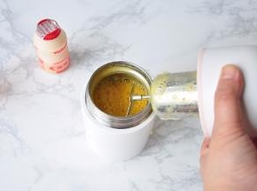 拧开豆浆杯，可见到香浓细腻的黄桃奶昔已经做好了。如果您用到较硬质的水果做奶昔，一次搅打感觉不太细腻，可以再启动一次，直到达到满意的效果。