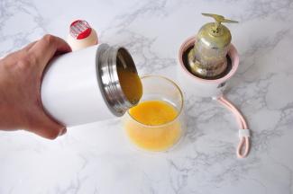 将奶昔倒出，就可以美美的享用了！