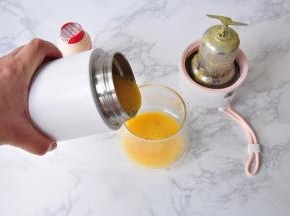将奶昔倒出，就可以美美的享用了！