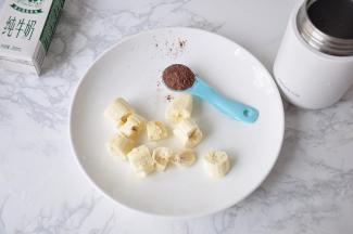 先将香蕉去皮掰成小段。香蕉可以选择较为熟透的， 这样的香蕉软糯且更香甜。