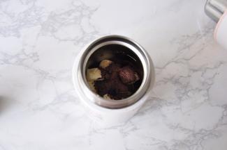 将香蕉和可可粉都放入料理杯中。您还可以放入几个熟坚果，记住，是熟的坚果，这样营养更丰富，味道更香浓。