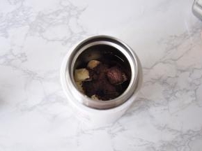 将香蕉和可可粉都放入料理杯中。您还可以放入几个熟坚果，记住，是熟的坚果，这样营养更丰富，味道更香浓。