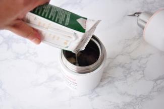 加入牛奶。牛奶的量以不超过水位线为准。