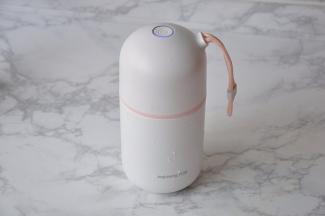 将豆浆杯拧紧，双击两下，启动启动豆浆杯的冷饮键，这时机器的LED灯显示为蓝色，证明机器开始制浆。我用的是九阳魔法豆豆浆杯，这个机器在工作中声音非常小，别看它体积小，功能却不少，能当焖烧罐用，能打奶昔，用熟豆打豆浆，打米糊，一杯正好一个人的量，非常的方便。