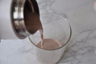 四十秒后，一个制浆程序结束，蓝灯闪烁，您可以打开看一看了。打好的可可奶香浓细滑，倒入杯中就可以饮用了！