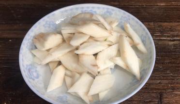 山药去皮，洗净后切薄片