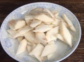 山药去皮，洗净后切薄片