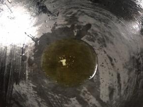 起锅烧油至冒烟