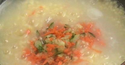 加入胡萝卜和黄瓜碎，拌匀煮熟