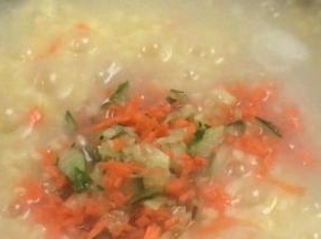 加入胡萝卜和黄瓜碎，拌匀煮熟
