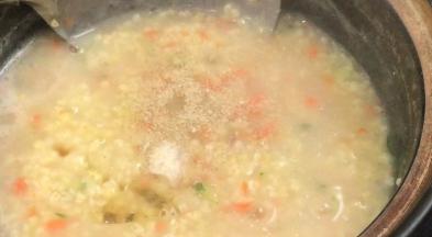 加入盐、胡椒粉、味精和香油，拌匀即可