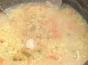 加入盐、胡椒粉、味精和香油，拌匀即可