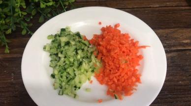 备好胡萝卜和黄瓜碎