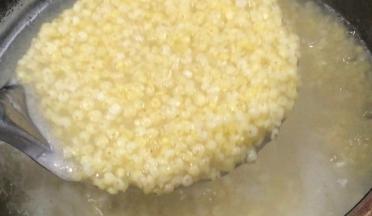 小米煮至浓稠粥状