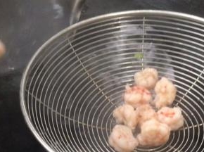 捞出沥干水分