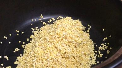 小米提前浸泡半小时，洗净放入沙锅中