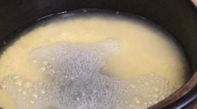 加入适量清水，大火煮沸后转小火煮半小时左右