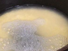 加入适量清水，大火煮沸后转小火煮半小时左右