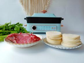 准备新鲜的猪肉、芹菜、饺子皮。当然还得有一款法格多功能网红锅，十大功能一键简单操作：火锅、烧烤、披萨、煎蛋、清蒸、扒类、意粉、铜锣烧、章鱼丸、DIY、只有你想不到，没有它做不出来的美食！