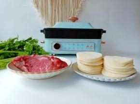 准备新鲜的猪肉、芹菜、饺子皮。当然还得有一款法格多功能网红锅，十大功能一键简单操作：火锅、烧烤、披萨、煎蛋、清蒸、扒类、意粉、铜锣烧、章鱼丸、DIY、只有你想不到，没有它做不出来的美食！