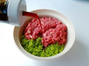 将猪肉芹菜放一个大一点的容器，加入生抽2勺。