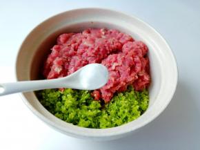 盐2勺，味精一勺，拿筷子顺着一个方向搅拌均匀。