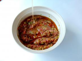 最后加点芝麻油再拌均匀，冷藏半小时左右。