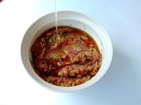 最后加点芝麻油再拌均匀，冷藏半小时左右。