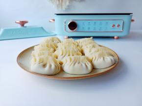 把饺子一个个包好。