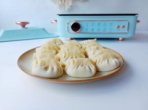 把饺子一个个包好。