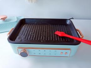 按法格多功能锅的开始键，转纽转到煎蛋功能，按启动，煎盘5秒快速加热时刷少许的油。【法格多功能锅2000W的大功率，5秒快速加热，比其他的多功能锅要快的多，受热更加均匀】