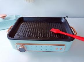 按法格多功能锅的开始键，转纽转到煎蛋功能，按启动，煎盘5秒快速加热时刷少许的油。【法格多功能锅2000W的大功率，5秒快速加热，比其他的多功能锅要快的多，受热更加均匀】