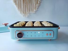 把饺子依次码上。煎到饺子底部焦黄。